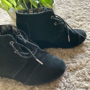 Tom’s suede wedges